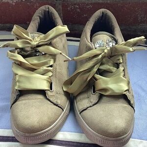 Women's Sneakers with Ribbon Laces